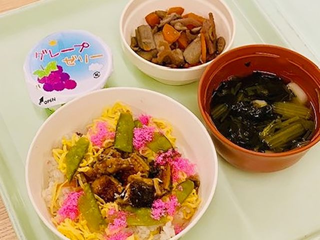 彩り豊かな食事の例 料理 栄養バランスが考えられた色鮮やかな食事で、毎日の健康をサポートしています。