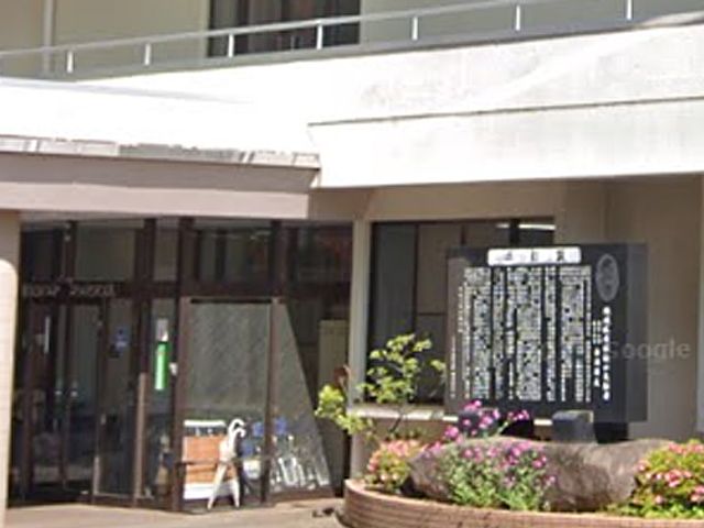 エントランス全景 エントランス 日差しが差し込む清潔感のある入り口です。目の前には広々とした駐車スペースがあります。