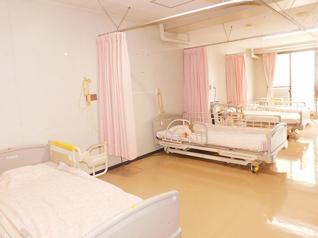 清潔で明るい居室 居室 清潔感のある明るい空間です。車椅子でもスムーズに利用できる設計となっています。