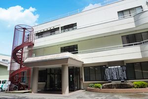 明るい施設外観