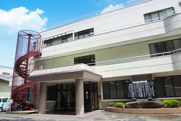 明るい施設外観