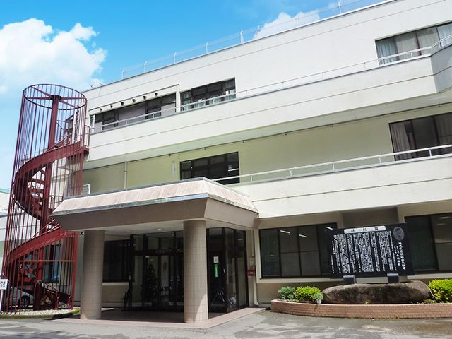明るい施設外観 外観 広々としたエントランスがあり、訪れる人の心を和ませる環境です。