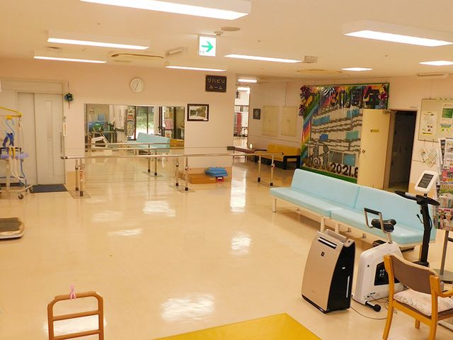 広々とした機能訓練室 機能訓練室 開放感のある空間で、各種トレーニング器具が揃っています。明るい雰囲気で心地よく運動できます。