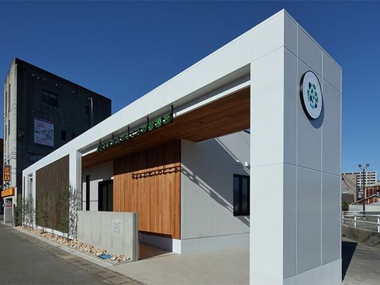 白い外観の施設外観  