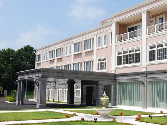 訪れやすい建物の外観 外観 広々としたエントランスが印象的で、日当たりの良い施設です。リラックスした雰囲気が漂います。