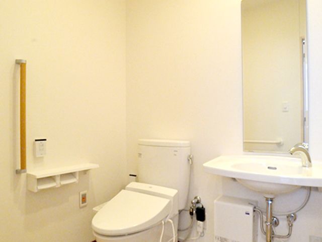 ゆったりしたトイレ トイレ 広々としたトイレは、清潔感があり明るい照明が設置されています。安心して利用できます。