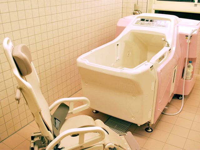 機能的な浴室設備 浴室 介護を考慮した設備が整った浴室です。安全で快適な入浴環境が提供されています。