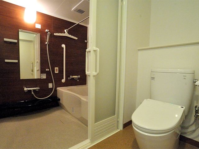 トイレとバスルーム 浴室 独立したバスルームとトイレは清潔で使いやすく設計されています。快適な介助をサポートします。