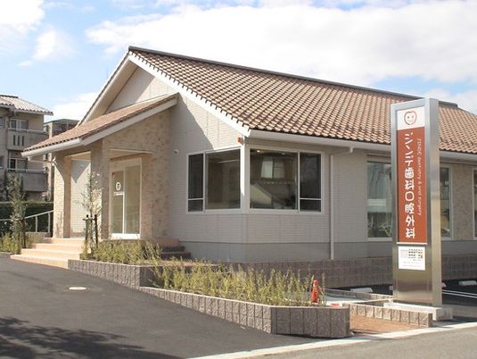 明るい外観の歯科クリニック前  