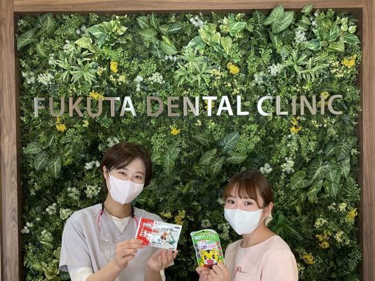 スタッフ2人が立つ受付前  