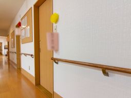 廊下の手すりと掲示物