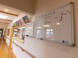 日程が書かれた掲示板と廊下