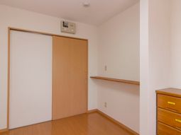 明るい居室の一角