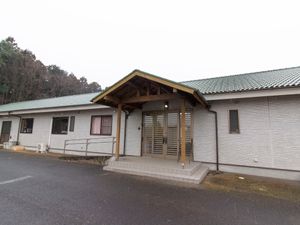 白壁の建物とエントランス 