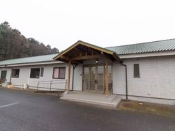 白壁の建物とエントランス