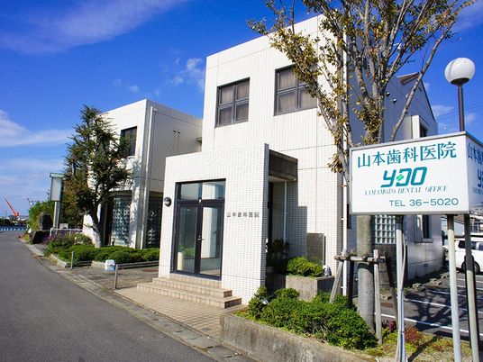 白い建物の外観  