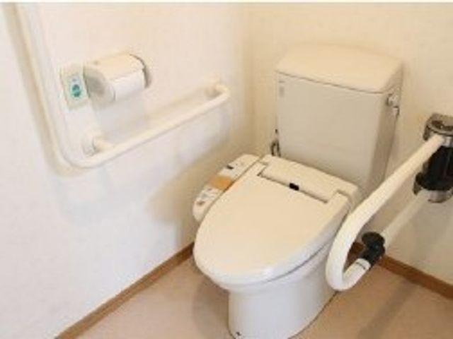 介護用の洋式トイレ トイレ 手すり付きの洋式トイレは、安全かつ快適な利用を支援します。利用者の自立を促す設計になっております。