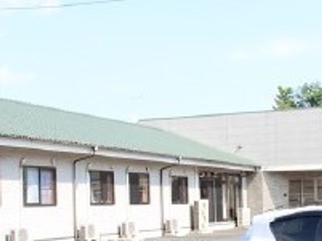 緑あふれる施設外観 外観 緑に囲まれた落ち着いた雰囲気の施設で、充実した職場環境をご提供いたします。ゆとりのあるスペースが魅力的です。