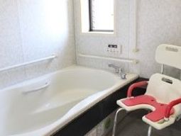 白と清潔な浴室