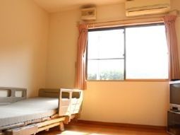 明るい居室の様子