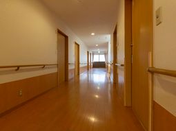 明るく広々とした廊下