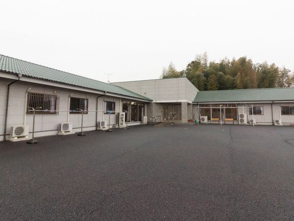 広い駐車場のある施設外観