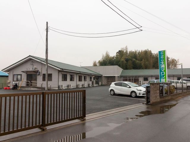 施設の外観と看板 外観  広々とした敷地に建つ温かみのある一階建ての建物です。どなたも気軽に訪れることができる開放感を備えています。
