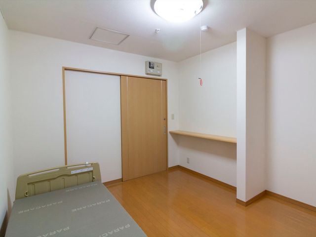 シンプルな居室 居室  クリーンで落ち着いた雰囲気の個室です。利用者の快適な生活空間を支えるお仕事に、あなたも挑戦してみませんか。