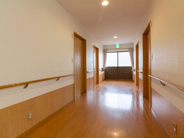 安全な手すり付き廊下 通路 広くて明るい通路には、安全を考慮した手すりが備えられており、安心して歩行できる環境が整っています。