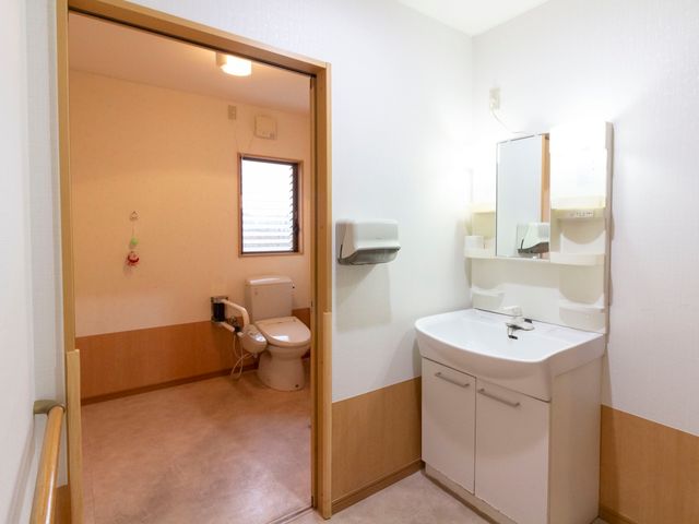 バリアフリー洗面所トイレ トイレ  車椅子対応の広々とした洗面所とトイレです。安全と使い勝手を考えた設計で、快適にご利用いただけます。