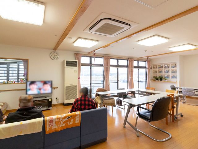 共用スペースの様子 共有スペース 広々とした明るい多目的室です。テレビを見ながらのんびりと過ごす居心地の良い空間が広がっています。