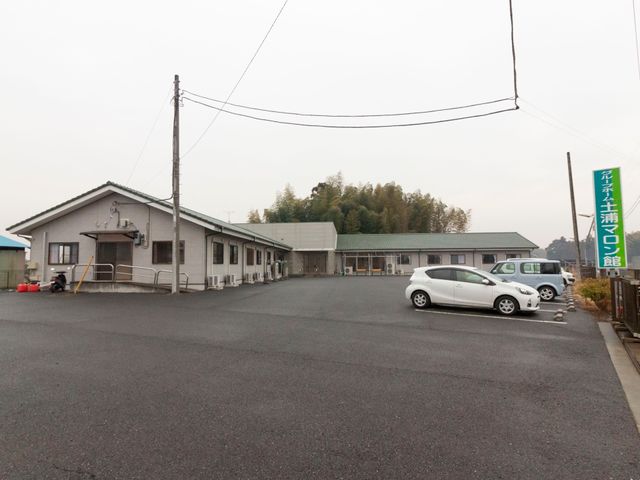 施設の外観と看板 外観  ゆとりある駐車スペースが確保された施設前は、来訪者も安心して訪れることができる環境です。