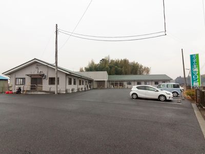 施設の外観と看板