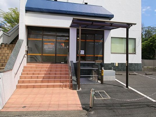 入口前の外観  