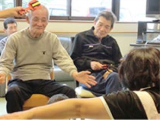 笑顔の高齢者と職員