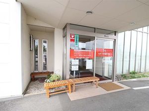 ベンチのある玄関前  