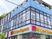 看板が目立つ外観  