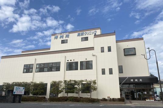 白い建物の外観