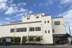 白い外壁と看板の建物