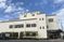 白い外壁と看板の建物