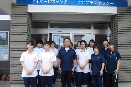 外で記念撮影をする人々