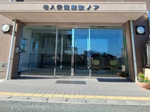 ガラス張りの入口  