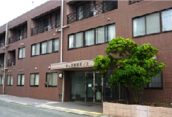 広く高層な建物外観
