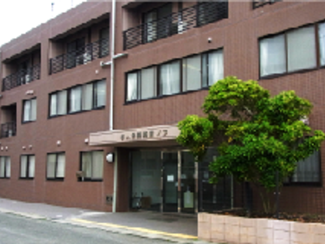広く高層な建物外観 外観 緑豊かな環境が整い、落ち着いた雰囲気の建物です。快適な職場をお探しの方に最適です。