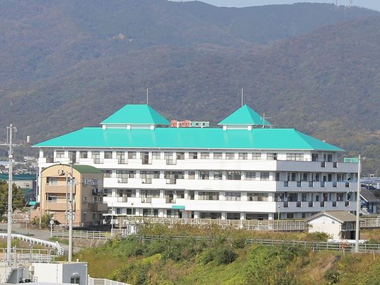 大きな建物の外観  