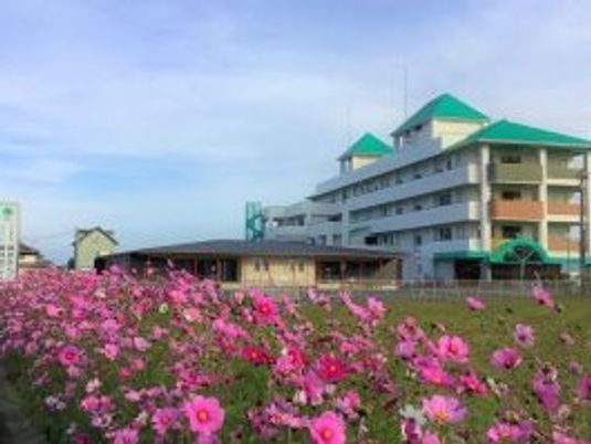 花壇と建物の外観  