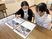 書類を確認する二人の職員  