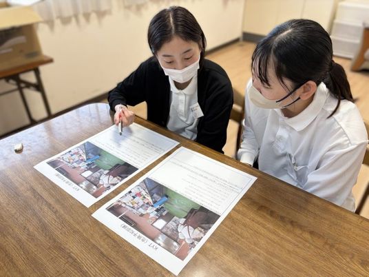 書類を確認する二人の職員  