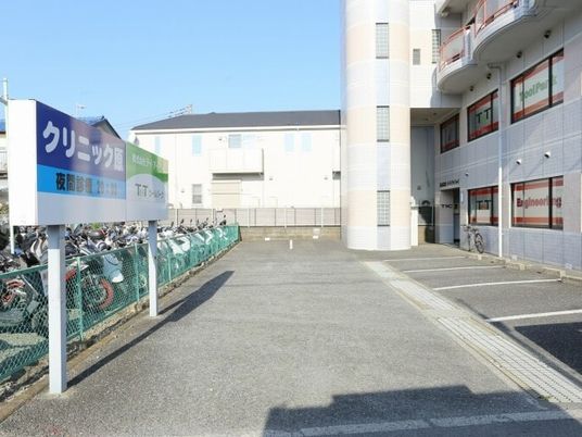 建物前の駐車場  