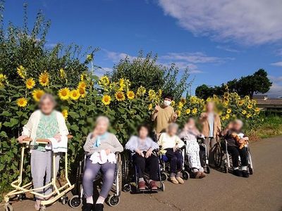 ひまわり畑の前での集い